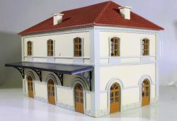 ATM HO - art. EF01 - Stazione tipica italiana di piccole dimensioni con pensilina, ATM HO - art. EF01 - Stazione tipica italiana di piccole dimensioni con pensilina
Dimensioni 18,5x13xh. 14 cm. Indotazione porte e finestre di colore verde