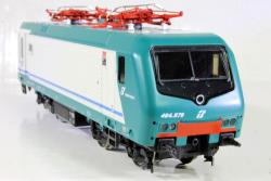 VITRAINS HO - art. 2218 - FS Trenitalia E 464.579 Livrea XMPR Epoca VI , VITRAINS HO - art. 2218 - FS Trenitalia E 464.579 Livrea XMPR Epoca VI - Ormai la più diffusa locomotiva in Italia costruita da Bombardier per treni a composizione bloccata "treni navetta" immancabile sui plastici italiani ambientati all' epoca attuale - Modello molto preciso e raffinato con bellissimi pantografi - dotato di robusto motore centrale a 5 poli con trasmissione cardanica a tutti gli assi - luci bianche (terzo faro anteriore) e rosse con inversione automatica modello - modello predisposto per decoder DCC anche sound - MODELLO IN SUPEROFFERTA SPECIALE A 139 EURO (LISTINO 189 EURO)