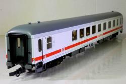 ROCO HO - art. 74365 DB Carrozza ristorante 1cl. per treni IC serie ARkimbz - Livrea IC Epoca VI, ROCO HO - art. 74365 DB Carrozza ristorante 1cl. per treni IC serie ARkimbz - Livrea IC Epoca VI
Carrozza molto particolareggiata con riproduzione degli interni e predisposta per l'installazione di illuminazione interna. 
Dotata di gancio a innesto a norma NEM 362 e cinematismo per allontanamento timoneria in curva 
