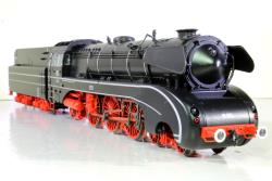 TRIX - art. 22104 - DB - Locomotiva a vapore BR 10 Semicarenata con tender a olio combustibile per treni super rapidi Epoca III - VERSIONE SOUNDSYSTEM , TRIX - art. 22104 - DB - Locomotiva a vapore BR 10 Semicarenata con tender a olio combustibile per treni super rapidi Epoca III - VERSIONE SOUNDSYSTEM - Bellissima quanto molto particolare locomotiva ricca di dettagli realizzata completamente in metallo - motore in caldaia con trasmissione ad ingranaggi - Luci bianche sia anteriori che posteriori + terso faro - predisposizione dispositivo fumogeno - Versione SOUND - OFFERTA SPECIALE a 399 Euro (Listino 450 Euro)