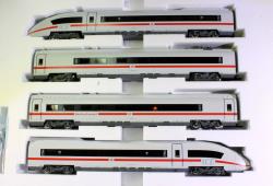 ROCO HO - art. 72041 DB AG ICE 3 407 706-1 Epoca VI - VERSIONE SOUND, ROCO HO - art. 72041 DB AG ICE 3 407 706-1 Epoca VI - VERSIONE SOUND
Negli anni 2009-2012, Siemens ha fornito alla Deutsche Bahn AG 17 treni della serie ICE 407 con il nome "Velaro". I treni hanno l’autorizzazione alla circolazione in Italia a una velocità massima di 320 km-h con corrente alterna e 220 km-h con corrente continua. Grazie alle sue varie composizioni ferroviarie, i treni vengono utilizzati in modo affidabile, tra l'altro, nel servizio internazionale verso la Francia. 
Modello con tabelle di percorrenza ICE 9554 "Francoforte-Parigi-Est"
Motore con due volani, Luci di testa commutabili secondo la direzione di marcia (bianco/rosso)
Modello dotato di un decoder digitale con funzioni sonore/illuminazione commutabili in modalità digitale, nonché di un condensatore tampone per un‘alimentazione senza interruzioni.
Modello di nuovo stampo disponibile per la prima volta nella gamma Roco - Modello equipaggiato con agganci elettrici
