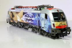 ROCO HO - art. 73484 - Locomotiva elettrica Gruppo 1216 "Leonardo da Vinci" Epoca VI, ROCO HO - art. 73484 - Locomotiva elettrica Gruppo 1216 "Leonardo da Vinci" Epoca VI
Locomotore politensione "Taurus" costruito dalla Siemens per treni passeggeri e merci in Austria, Germania e Italia. Della primavera 2019, in occasione del cinquecentenario della morte di Leonardo da Vinci viaggerà sulle grandi rotaie. In collaborazione tra  Roco-Modelleisebhan e con le Ferrovie Federali Austriache (ÖBB), una locomotiva della serie 1216 viene corredata di un logo dal meraviglioso design dell'artista Gudrun Geiblinger  e posta in testa a Railjet in Austria, Germania e Italia. Proprio per celebrare in tutto il mondo questo particolare anniversario. 
Modello con stampa filigranata in Edizione limitata mondiale, completo di motore a 5 poli centrale e trasmissione cardanica - luci bianche e rosse con inversione automatica + terzo faro - Predisposto per decoder DCC Plux 22 - MODELLO IN OFFERTA SPECIALE A 279,99 (LISTINO 294,90)