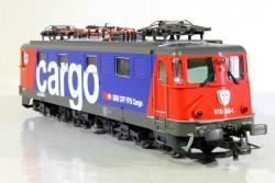 ROCO HO - art. 52662 - SBB Cargo - Locomotiva elettrica Ae 610 500-1 Epoca VI, ROCO HO - art. 52662 - SBB Cargo - Locomotiva elettrica Ae 610 500-1 Epoca VI

Locomotiva elettrica Ae 610 500 delle ferrovie federali svizzere. Sezione "Cargo". Epoca VI. Motore con volano. Trasmissione su tutti i sei assi. Anelli di aderenza su quattro assi. Interfaccia digitale NEM 652. Modello con portaganci a norma NEM 362. Cambio di luce fedele all'originale Svizzero. 
PREZZO SPECIALE - OFFERTA ROCO