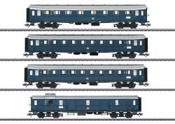 Marklin HO - art. 42228 - DB Set 4 diverse carrozze ferroviarie di tipo "Hecht", in livrea blu accaio Epoca III - Edizione speciale, Marklin HO - art. 42228 - DB Set 4 diverse carrozze ferroviarie di tipo "Hecht", in livrea blu accaio Epoca III - Edizione speciale -  1 carrozza ferroviaria espresso A4üe di 1a classe. 2 carrozze passeggeri B4üwe express, 2a classe. 1 vagone treno espresso Pw4ü. Condizioni operative intorno al 1959.
Carrozze in offesta speciae a 21 Euro (Listino 236) a richiesta vengono fornite con assali Tix non in cc