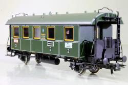 ROCO HO - art- 74900 - K.Bay.Sts.B. - Carrozza di 2-3 cl a terrazzini delle Reali Ferrovie dello Stato della Baviera - Epoca I, ROCO HO - art- 74900 - K.Bay.Sts.B. - Carrozza di 2-3 cl a terrazzini delle Reali Ferrovie dello Stato della Baviera - Epoca I

■ Modello con livrea dedicata con sottili filetti decorativi 
■ Ogni carro dispone di ruote a raggi fedeli agli originali 
Dotato di ganci ad innesto Nem e cinematismo per allontanamento timoneria in curva 