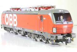 ROCO HO - art. 73954 - OBB Locomotore Politensione Serie 1293 VECTRON Epoca VI VERSIONE SOUND SYSTEM, ROCO HO - art. 73954 - OBB Locomotore Politensione Serie 1293 VECTRON Epoca VI VERSIONE SOUND SYSTEM - Il più potente locomotore realizzato dalla Siemens Modello molto dettagliato - Motore centrale a 5 poli con trasmissione cardanica e volano - luci anteriori e posteriori a led con inversione automatica + funzione abbaglianti - Luci in cabina -  bellissimi pantografi monobraccio Faveley  - VERSIONE SOUND SYSTEM