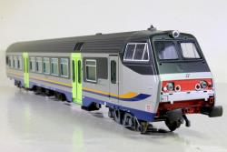 VITRAINS HO - art. 3174 - FS Carrozza 2cl. Pilota TE Nuova livrea Trenitalia Epoca VI, VITRAINS HO - art. 3174 - FS Carrozza 2cl. Pilota TE Nuova livrea Trenitalia Epoca VI - Serie npBD 50 83 82-87 102-0 con finetrini climatizzati
Bellissima e molto dettagliata carrozza completa di illuminazione interna sia analogica che digitale - fine arredo interno e dotata di ganci estraibili a norme NEM e cinematismo per allontanamento timoneria in curva - Carrozza dotata di fari bianchi e rossi con inversione automatica - Completa di decoder DCC - Modello in Offerta Speciale a Euro 88 (Listino 96,80)