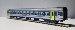 VITRAINS HO - art. 3203 - FS Carrozza 1cl. a vestiboli esterni MDVE nuova livrea per treni Regionali DTR Epoca VI , VITRAINS HO - art. 3203 - FS Carrozza 1cl. a vestiboli esterni MDVE nuova livrea per treni Regionali DTR Epoca VI - Serie 50 83 11-87 222-2 I-TI nA con finetrini climatizzati
Bellissima e molto dettagliata carrozza completa di illuminazione interna sia analogica che digitale - fine arredo interno e dotata di ganci estraibili a norme NEM e cinematismo per allontanamento timoneria in curva - Modello in Offerta Speciale a 64 Euro (Listino 75,90 Euro)
