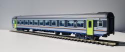 VITRAINS HO - art. 3292 - FS Carrozza 1cl. a vestiboli esterni MDVE nuova livrea per treni Regionali DTR Epoca VI, VITRAINS HO - art. 3292 - FS Carrozza 2cl. a vestiboli esterni MDVE nuova livrea per treni Regionali DTR Epoca VI
Bellissima e molto dettagliata carrozza completa di illuminazione interna sia analogica che digitale - fine arredo interno e dotata di ganci estraibili a norme NEM e cinematismo per allontanamento timoneria in curva - Modello in Offerta Speciale a 74 Euro (Listino 82,90 Euro)