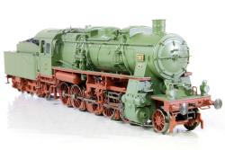 TRIX - art. 22458 - Locomotiva a vapore per treni merci di classe G 12 delle Ferrovie dello Stato del Württemberg (W.St.E.) - DIGITAL SOUND, TRIX - art. 22458 - Locomotiva a vapore per treni merci di classe G 12 delle Ferrovie dello Stato del Württemberg (W.St.E.). Combinazione di colori verde oliva. Locomotiva numero 1901, costruita nel 1919 con il numero 3865 della fabbrica di macchine Esslingen. Condizioni di consegna intorno al 1919.
Modello con motore in caldaia e trazione a cascata di ingranaggi su tutti gli assi - luci bianche ant-post ad inversione automatica Stupendo ed elegante locomotiva per treni diretti e locali
Modello: con decodificatore digitale e ampie funzioni di illuminazione e suono. Trasmissione regolata ad alte prestazioni con volano nella caldaia. 4 assi azionati. Ruote di trazione con gommini di aderenza Locomotiva e tender in metallo. Luci Bianche secondo la direzione di marcia, commutabile digitalmente. Inoltre, un'illuminazione della cabina può essere commutata digitalmente. Illuminazione con Diodi a luce bianca calda esenti da manutenzione (LED). Sul tenero cinematico guidato accoppiamento ravvicinato con albero NEM. Raggio minimo percorribile 437,5 mm. Tubi freno, giunto di riscaldamento e imitazione del collegamento a vite sono inclusi. - Modello Digital sound  interamente in metallo
