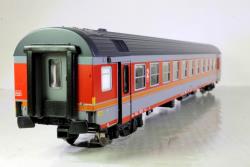 VITRAINS HO - art. 3251 - FS Carrozza MDVE di 2°classe, VITRAINS HO - art. 3251 - FS Carrozza MDVE di 2°classe
Livrea d'origine Logo FS inclinato Epoca IV - Serie
50 83 21-78 129-8 nB
Bellissima e molto dettagliata carrozza completa di illuminazione interna sia analogica che digitale - fine arredo interno e dotata di ganci estraibili a norme NEM e cinematismo per allontanamento timoneria in curva - Modello in Offerta Speciale a 64 Euro (Listino 75,90 Euro)