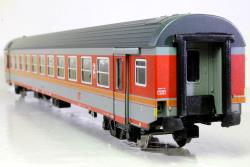 VITRAINS HO - art. 3252 - FS Carrozza MDVE di 2°classe - altra numerazione, VITRAINS HO - art. 3252 - FS Carrozza MDVE di 2°classe
Livrea d'origine Logo FS inclinato Epoca IV - Serie
50 83 21-78 657-8 nB
Bellissima e molto dettagliata carrozza completa di illuminazione interna sia analogica che digitale - fine arredo interno e dotata di ganci estraibili a norme NEM e cinematismo per allontanamento timoneria in curva - Modello in Offerta Speciale a 64 Euro (Listino 75,90 Euro)