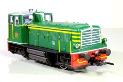 ROCO HO Art. 72002 - FS Locomotiva diesel D.225.6000 delle Ferrovie statali italiane con radiatore diritto "Jenbach" Epoca III-IV - Versione Sound con gancio digitale, ROCO HO Art. 72002 - FS Locomotiva diesel D.225.6000 delle Ferrovie statali italiane con radiatore diritto "Jenbach" Epoca III-IV - Versione Sound con gancio digitale

■ Il modello è una nuova costruzione 
■ Il modello con gancio per manovre elettrico di nuova concezione è ora disponibile per la prima volta. Quindi puoi divertirti ancora di più!
■ Modello dettagliato con molti particolari e mancorrenti separati
■ Funzioni di luce/sonore ed illuminazione della cabina macchinista secondo il modello originale
Per sostituire le locomotive a vapore costose e ad alta intensità di lavoro in manovra.
Le Ferrovie Italiane acquistarono dal 1958 una serie di locomotive diesel di una potenza 400 CV. Con i suoi protettivi scudi frontali in ghisa accattivanti, che fungono da pesi di zavorra, la locomotiva è stata utilizzata per i servizi di manovra e manutenzione delle linee ferroviarie in quasi tutte le stazioni e scali Italiani. Le ultime locomotive terminarono nel 2003 il servizio operativo regolare. Come locomotive di fabbrica e di manutenzione, tuttavia, alcune sono ancora oggi in uso.
Modello con motore 5 poli con trazione integrale completo di luci bianche che si accendono secondo il senso di marcia oppure tutte a comando, completo inoltre di luci in cabina - Versione Sound con gancio digitale