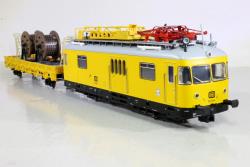 TRIX HO - art. 22973 - DB Carro ferroviario con  torre di controllo Classe 701 adibito alla manutenzione e controllo della catenaria aerea - Epoca IV - Digitalsound, TRIX HO - art. 22973 - DB Carro ferroviario con  torre di controllo Classe 701 adibito alla manutenzione e controllo della catenaria aerea - Epoca IV
Completo di piattaforma di lavoro e pantografo e carro pianale 2 assi aggiuntivo di appoggio . Livrea di base giallo oro per veicoli di servizio e manutenzione DB. Numero di serie 701 018-4 deposito di Colonia.
Modello: Locomotiva con Decoder digitale e ampie funzioni operative e sonore. Propulsione controllata ad alta efficienza. Motore esente da manutenzione in un design compatto. 2 assi motorizzati. Dotato di anelli di aderenza sulle ruote di trazione. I tripli fari e le due luci di posizione rosse cambiano con la direzione di marcia e possono essere controllati digitalmente. I fari anteriori e posteriori possono essere spenti digitalmente separatamente. Doppia funzione di luce. Illuminazione con diodi luminosi (LED) bianchi e rossi esenti da manutenzione. Cabina di guida con attrezzatura. Piattaforma di lavoro sollevabile, abbassabile e orientabile, commutabile digitalmente e controllabile tramite comando rotativo sul dispositivo di guida. 
A tal fine, la modalità di guida dello stato o l'azionamento della piattaforma di lavoro nello stato fermo viene selezionato tramite il tasto funzione F1. Pantografo alzabile e abbassabile, commutabile digitalmente. Pantografo senza funzione per manovra su linea aerea. È inclusa una speciale barra di trazione per il fissaggio della carrozza da costruzione della linea aerea alla carrozza della torre. Veicolo da cantiere in linea aerea caricato con tamburi per cavi e rack per il passaggio dei cavi. Lunghezza totale ai respingenti circa 32 cm.
