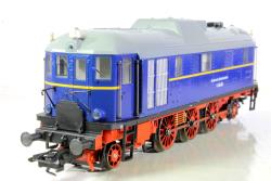 TRIX HO - art. 22404 Deutsche Reichsbahn (DR) Locomotiva diesel-idraulica serie V 140001, Livrea blu Epoca II.  Esecuzione nella versione attuale museale del Deutsches Museum di Monaco - SOUND, TRIX HO - art. 22404 Deutsche Reichsbahn (DR) Locomotiva diesel-idraulica serie V 140001, Livrea blu Epoca II.  Esecuzione nella versione attuale museale del Deutsches Museum di Monaco, ospitata in prestito nella Roundhouse del Lokwelt Freilassing. 
Modello di esecuzione eccezzionale per la precisione nei dettagli completamente in metallo e dotato di decoder digitale sound mfx e ampie funzioni di luci e suoni. Propulsione controllata ad alta efficienza con un volano. 3 assi azionati da aste di accoppiamento. dotati di anelli di aderenza. I tripli fari e le due luci di posizione rosse cambiano con la direzione di marcia, funzioneranno nel funzionamento convenzionale e possono essere controllati digitalmente. I fari delle estremità 2 e 1 della locomotiva possono essere spenti separatamente separatamente. Doppia funzione di luce. L'illuminazione della cabina può essere controllata separatamente digitalmente. Illuminazione con diodi luminosi (LED) bianchi e rossi esenti da manutenzione.
Lunghezza ai respingenti 16,5 cm.
STORIA DEL MODELLO 
Locomotiva diesel V 140 001 All'inizio degli anni '30, la trasmissione di potenza idraulica si era affermata con successo in piccole locomotive e automotrici. La trasmissione fluida Voith-Föttinger, ormai ampiamente matura, offriva numerosi vantaggi ei grandi motori diesel avevano raggiunto un livello di sviluppo soddisfacente. Alla fine del 1934, la Deutsche Reichsbahn decise quindi di costruire la prima grande locomotiva diesel al mondo ad azionamento idraulico sotto la guida di Krauss-Maffei. Ma c'era un piccolo problema, perché la locomotiva doveva essere pronta all'inizio della mostra "100 anni delle ferrovie tedesche" a metà luglio 1935. Pertanto erano disponibili solo otto mesi di tempo di costruzione. Nonostante molti problemi, è stato possibile, con l'impegno esemplare di tutti i soggetti coinvolti, far funzionare just in time la locomotiva diesel, inizialmente designata come V 16 101, e addirittura trasportarla alla fiera di Norimberga con le proprie forze. Successivamente, erano in programma varie serie di test che in alcuni casi hanno persino superato le prestazioni di locomotive a vapore come la prussiana P 8 durante le corse di misurazione. L'accettazione finale da parte del DRG non ebbe luogo fino al 1936. La macchina poi funzionò nell'area di Monaco e poco dopo fu ridisegnata come V 140 001 secondo il suo progetto. Dopo averlo dimostrato con successo, la Deutsche Reichsbahn lo presentò con orgoglio all'Esposizione mondiale di Parigi nel 1937. Come eccezionale certificato di ingegneria del suo tempo, è stata persino in grado di adornarsi lì con un "Grand Prix". La seconda guerra mondiale ha interrotto l'ulteriore sviluppo di potenti locomotive diesel e ha anche messo la V 140 001 sul binario di raccordo. Ma dopo la fine della guerra, il grande interesse delle potenze occupanti per le innovazioni tecniche in Germania fece sì che la locomotiva, che nel frattempo era stata danneggiata dalla guerra, fosse resuscitata. Krauss-Maffei ha rilevato la rigenerazione con piccoli miglioramenti e già alla fine del 1947 / inizio 1948 le misurazioni e i test drive hanno avuto luogo di nuovo. Successivamente, il V 140 001 era ora disponibile in una verniciatura rosso vino per il deposito di Francoforte-Griesheim per un uso regolare. Fino alla chiusura definitiva nel dicembre 1952, aveva percorso circa 130.000 km in servizio espresso, espresso e treno passeggeri per Norimberga, Heidelberg e Fulda. Una dovuta ispezione generale, il suo status di solitario, l'approvvigionamento sempre più difficile di pezzi di ricambio e la consegna di nuove locomotive diesel portarono al ritiro dell'antenato di tutte le locomotive diesel idrauliche il 13 ottobre 1953. Come costruzione pionieristica e di tendenza per la costruzione di grandi locomotive diesel, non è andato alla rottamazione, ma è stato conservato e può essere ammirato dal 2006 nella filiale del Museo tedesco di Monaco di Baviera, il capannone circolare delle locomotive del "Lokwelt Freilassing".