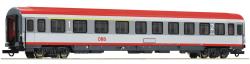 ROCO HO - art. 74345 - OBB Carrozza passeggeri Eurofima di 1a/2a classe, ROCO HO - art. 74345 - OBB Carrozza passeggeri Eurofima di 1a/2a classe
Carrozza passeggeri tipo ABmz delle Ferrovie federali austriache. Modello dotato di climatizzazione.

■ Modello con disegno "Upgrading" e marchio denominativo "ÖBB" - per la formazione di un tipico treno Eurocity

Nel marzo 2002 sono comparsi i primi veicoli Z1 per il traffico a lunga distanza di diversi tipi, i cui anni di costruzione risalgono alla prima serie Eurofima del 1977: Le carrozze sono state riverniciate in tonalità rosso-grigio ed eseguite con arredamento modificato.
Circolano regolarmente in Europa compresa Italia
Modello dotato di cinematismo per allontanamento timoneria in curva - ganci estraibili a norme Nem