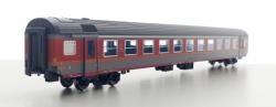 VITRAINS HO - art. 3274 - FS Carrozza MDVE di 1°classe, VITRAINS HO - art. 3274 - FS Carrozza MDVE di 1°classe
Livrea d'origine Logo FS inclinato Epoca IV
Bellissima e molto dettagliata carrozza completa di illuminazione interna sia analogica che digitale - fine arredo interno e dotata di ganci estraibili a norme NEM e cinematismo per allontanamento timoneria in curva - Modello in Offerta Speciale a 74 Euro (Listino 82,90 Euro)