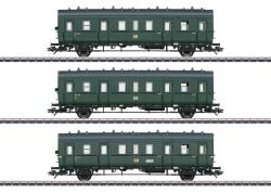 MARKLIN HO - art. 46395 DR Set 3 carrozze 2cl Epoca III, MARKLIN HO - art. 46395 DR Set 3 carrozze 2cl Epoca III - composto da 2 carrozze DR B 541 e una carrozza mista DR Btr-541 (ex Cd-21b / 33). 
Complete di ganci ad innesto norme Nem e cinematismo per allontanamento ganci in curva - A richiesta vengono forniti con assali Trix non in CC
