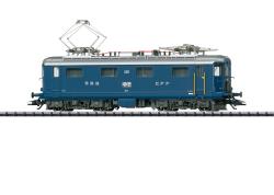 TRIX HO - art. 22422 FFS Locomotiva elettrica Re 4/4I delle Ferrovie Federali Svizzere livrea Colore base blu zaffiro Epoca III - Versione Sound, TRIX HO - art. 22422 FFS Locomotiva elettrica Re 4/4I delle Ferrovie Federali Svizzere livrea Colore base blu zaffiro Epoca III - Versione Sound
Design originale con porte di transizione frontali e fogli di transizione. Numero civico 409. La locomotiva ha l'aspetto che aveva intorno al 1957-59.
Modello: Con decoder digitale e ampie funzioni audio. Propulsione controllata ad alta efficienza con volano, installato centralmente. 4 assi azionati da alberi cardanici. Assi on gomme di trazione. I tripli fari e 1 luce di posizione bianca (cambio di luce svizzero) cambiano con la direzione di marcia, funzionano in modalità convenzionale e possono essere controllati digitalmente. L'illuminazione può essere commutata su 1 fanale posteriore rosso quando si guida da soli. I fari delle estremità 2 e 1 della locomotiva possono essere spenti separatamente in modalità digitale. Quando i fari sono spenti su entrambi i lati della locomotiva, le luci della doppia A funzionano come un segnale di arresto di emergenza rosso su entrambi i lati. I fari abbaglianti, l'illuminazione della cabina e della sala macchine possono essere controllati separatamente in modalità digitale. Illuminazione con diodi luminosi (LED) bianchi e rossi esenti da manutenzione. Mancorrenti in metallo attaccati. Gli accoppiamenti possono essere sostituiti con i grembiuli anteriori chiusi.
Il modello funziona anche sui sistemi analogici