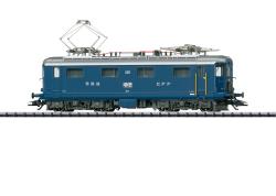 TRIX HO - art. 22422 FFS Locomotiva elettrica Re 4/4I delle Ferrovie Federali Svizzere livrea Colore base blu zaffiro Epoca III - Versione Sound, TRIX HO - art. 22422 FFS Locomotiva elettrica Re 4/4I delle Ferrovie Federali Svizzere livrea Colore base blu zaffiro Epoca III - Versione Sound
Design originale con porte di transizione frontali e fogli di transizione. Numero civico 409. La locomotiva ha l'aspetto che aveva intorno al 1957-59.
Modello: Con decoder digitale e ampie funzioni audio. Propulsione controllata ad alta efficienza con volano, installato centralmente. 4 assi azionati da alberi cardanici. Assi on gomme di trazione. I tripli fari e 1 luce di posizione bianca (cambio di luce svizzero) cambiano con la direzione di marcia, funzionano in modalità convenzionale e possono essere controllati digitalmente. L'illuminazione può essere commutata su 1 fanale posteriore rosso quando si guida da soli. I fari delle estremità 2 e 1 della locomotiva possono essere spenti separatamente in modalità digitale. Quando i fari sono spenti su entrambi i lati della locomotiva, le luci della doppia A funzionano come un segnale di arresto di emergenza rosso su entrambi i lati. I fari abbaglianti, l'illuminazione della cabina e della sala macchine possono essere controllati separatamente in modalità digitale. Illuminazione con diodi luminosi (LED) bianchi e rossi esenti da manutenzione. Mancorrenti in metallo attaccati. Gli accoppiamenti possono essere sostituiti con i grembiuli anteriori chiusi.
Il modello funziona anche sui sistemi analogici