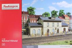 AUHAGEN HO - art. 11368 - Stazione ferroviaria Flöhatal , AUHAGEN HO - art. 11368 - Stazione ferroviaria Flöhatal 
Tipico edificio di piccole dimensioni con deposito merci, ingresso separato per il "ristorante
Dimensioni 340 x 130 x 130 mm