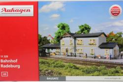 AUHAGEN HO - art. 11329 - Stazione ferroviaria Radeburg, AUHAGEN HO - art. 11329 - Stazione ferroviaria Radeburg
Dimensioni 410 x 120 x 108 mm