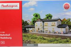 AUHAGEN HO - art. 11329 - Stazione ferroviaria Radeburg, AUHAGEN HO - art. 11329 - Stazione ferroviaria Radeburg
Dimensioni 410 x 120 x 108 mm