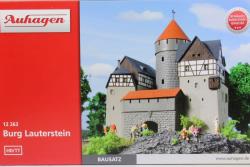 Auhagen HO - Art. 12263 Castello di Lauterstein, Auhagen HO - Art. 12263 Castello di Lauterstein
Il castello fu costruito nella seconda metà del XII secolo durante l'occupazione della montagna sulla valle del Pockau e fu distrutto dopo una storia variegata durante la Guerra dei Trent'anni. Il modello è nato dopo il burghesten sulla strada di campagna tra Pockau e Marienberg, la pianta ancora esistente e un disegno storico di W. Dillich (1629). È progettato come modello di sfondo e può quindi essere utilizzato per le grandezze nominali H0, TT e N.
160 x 170 x 190 mm