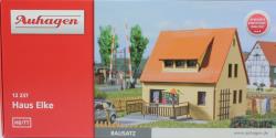 Auhagen HO - art 12237 Casa Elke, Auhagen HO - art 12237 Casa Elke
Tipica casa unifamiliare degli anni '60. Con terrazzo, ombrellone e fioriera nel frontone.
Dimensioni 77 x 90 x 82 mm