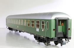 ROCO HO - art. 54451 - DB Carrozza passeggeri tipo UIC X di 2a classe - Livrea Epoca III, ROCO HO - art. 54451 - DB Carrozza passeggeri tipo UIC X di 2a classe - Livrea Epoca III 
Modello dotato di cinematismo per allontanamento timoneria in curva - ganci estraibili a norme Nem 

