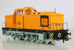 ROCO HO - art. 70264 - DR Locomotiva diesel gruppo 106 Epoca IV - SoundSystem, ROCO HO - art. 70264 - DR Locomotiva diesel gruppo 106 Epoca IV - SoundSystem

Locomotiva diesel gruppo 106 delle ferrovie tedesche Deutsche Reichsbahn.
Il modello è completamente inedito con nuovo stampo
* Riproduzione precisa della BR 106 dal design delicato
* Tetto antipioggia nella parte superiore delle finestre laterali
* Coperture antigelo delle griglie di ventilazione - possono essere montate aperte e chiuse
* Modello molto dettagliato con molti particolari plug-in applicati separatamente
* Illuminazione della cabina macchinista commutabile 
Storia
Nel corso dello sviluppo della locomotiva da manovra BR V 60 della Reichsbahn tedesca (Germania Est), iniziarono nel 1959 i test delle prime due macchine prototipo. Prima di iniziare la produzione in serie, era necessario apportare alcune modifiche alla progettazione e testarle in un'altra piccola serie di cinque macchine. Dal 1962 al 1964, la società LKM Babelsberg consegnò con 63 locomotive la prima serie al DR. Durante la costruzione della prima serie principale, anche un tetto di protezione dalla pioggia è stato installato sulla parte superiore dei finestrini laterali. Anche i fronti del naso della locomotiva furono leggermente modificati. Mentre i "nasi" delle prime macchine con lampade prominenti, avevano un design leggermente curvo attorno ad un asse verticale ed erano montati su console, i "nasi" delle nuove locomotive dal numero di locomotiva V 60 1053 in poi, avevano una costruzione diritta con i colpi d'angolo e le lampade erano montate direttamente nella parte anteriore della locomotiva. A seguito di un nuovo regolamento di servizio, le locomotive di manovra DR erano in corso di revisione gradualmente verniciate di un colore giallo-arancio.

Modello con motore centrale a 5 poli con trasmissione a cascata di ingranaggi - 3 luci bianche anteriore e rosse posteriori ad inversione automatica 
Predisposto per decoder Plux 22