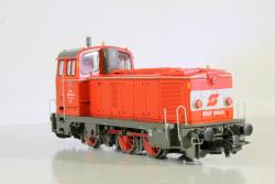 ROCO HO Art. 72910 - OBB Locomotiva diesel Gruppo 2067 - Epoca V - Versione SoundSystem, ROCO HO Art. 72910 - OBB Locomotiva diesel Gruppo 2067 - Epoca V in livrea arancione rossa Valousek 
Per sostituire le vecchie locomotive a vapore Gruppo 392, 694 e altre con veicoli moderni, dal 1959 furono acquistate potenti locomotive diesel. Come di consueto con le locomotive da manovra elettriche dell'epoca, è stato installato anche un azionamento tramite albero cieco e bielle d'accoppiamento. Nel 1978 furono fornite all'ÖBB non meno di 111 locomotive. La locomotiva con trasmissione di potenza idraulica ha una potenza di 440 kW e raggiunge una velocità massima di 65 km/h. La serie 2067, effettivamente acquistata come macchina da manovra pesante, veniva spesso utilizzata anche davanti ai treni passeggeri e merci. Ad esempio sulla Gailtal-, Ost- e Franz-Josefs-Bahn. Le 2067 sono ancora in servizio oggi. Alcuni veicoli sono adattati per compagnie ferroviarie private, per l'uso museale o per scopi speciali.
Modello dettagliato con molti particolari e mancorrenti separati, motore 5 poli con trazione integrale completo di tre fari bianchi a Led che si accendono secondo il senso di marcia - VERSIONE SOUNDSYSTEM - Lunghezza modello compresi respingenti 120mm