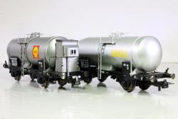 RIVAROSSI HO art. HR6518 - FS Set due carri cisterna a 2 assi serie Mbe, uno con garitta l'altro a terrazzino della ditta Shell Epoca III, RIVAROSSI HO art. HR6518 - FS Set due carri cisterna a 2 assi serie Mop, uno con garitta l'altro a terrazzino della ditta Shell Epoca III
Bellissimi carri dai ricchi particolari e fine dettagli.
Ganci estraibili a norme NEM e timoni con dispositivo di allontanamento ganci in curva
Prodotto in offerta speciale a Euro 78,21 (Listino 86,90 Euro)