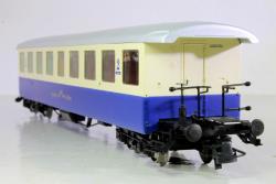 Roco HO art. 74506 - Carrozza Passeggeri per treni cremagliera, Ferrovia Privata Alpspitz-Bahn Epoca Attuale - Marcatura B4 20204, Roco HO art. 74506 - Carrozza Passeggeri per treni cremagliera, Ferrovia Privata Alpspitz-Bahn Epoca Attuale - Marcatura B4 20204
Le ferrovie a cremagliera esercitano un fascino straordinario con la loro combinazione unica di paesaggi montani e percorsi audaci, con numerosi scali e tunnel. Il movimento del treno è determinato dall'ingranamento di una ruota dentata in una cremagliera posta al centro del binario, poiché il solito attrito tra la ruota e il binario non è più sufficiente per le ripide pendenze. Nelle linee a cremagliera del cosiddetto sistema misto, in cui sezioni di attrito si alternano a sezioni a cremagliera, a seconda del grado della pendenza, la forza di trazione viene esercitata dalla stessa macchina. Ci sono molte ferrovie private a cremagliera nelle Alpi, che sono molto popolari tra i turisti di tutto il mondo.
Completa di gancio unificato a norma NEM 362 con cinematismo per allontanamento timoneria in curva - Predisposta per illuminazione