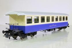 Roco HO art. 74507 - Carrozza Passeggeri per treni cremagliera, Ferrovia Privata Alpspitz-Bahn Epoca Attuale - Marcatura B4 20206, Roco HO art. 74507 - Carrozza Passeggeri per treni cremagliera, Ferrovia Privata Alpspitz-Bahn Epoca Attuale - Marcatura B4 20206
Le ferrovie a cremagliera esercitano un fascino straordinario con la loro combinazione unica di paesaggi montani e percorsi audaci, con numerosi scali e tunnel. Il movimento del treno è determinato dall'ingranamento di una ruota dentata in una cremagliera posta al centro del binario, poiché il solito attrito tra la ruota e il binario non è più sufficiente per le ripide pendenze. Nelle linee a cremagliera del cosiddetto sistema misto, in cui sezioni di attrito si alternano a sezioni a cremagliera, a seconda del grado della pendenza, la forza di trazione viene esercitata dalla stessa macchina. Ci sono molte ferrovie private a cremagliera nelle Alpi, che sono molto popolari tra i turisti di tutto il mondo.
Completa di gancio unificato a norma NEM 362 con cinematismo per allontanamento timoneria in curva - Predisposta per illuminazione