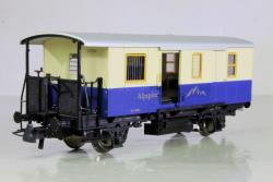 Roco HO art. 74508 - Carrozza bagagli per treni cremagliera, Ferrovia Privata Alpspitz-Bahn Epoca Attuale , Roco HO art. 74508 - Carrozza bagagli per treni cremagliera, Ferrovia Privata Alpspitz-Bahn Epoca Attuale 
Le ferrovie a cremagliera esercitano un fascino straordinario con la loro combinazione unica di paesaggi montani e percorsi audaci, con numerosi scali e tunnel. Il movimento del treno è determinato dall'ingranamento di una ruota dentata in una cremagliera posta al centro del binario, poiché il solito attrito tra la ruota e il binario non è più sufficiente per le ripide pendenze. Nelle linee a cremagliera del cosiddetto sistema misto, in cui sezioni di attrito si alternano a sezioni a cremagliera, a seconda del grado della pendenza, la forza di trazione viene esercitata dalla stessa macchina. Ci sono molte ferrovie private a cremagliera nelle Alpi, che sono molto popolari tra i turisti di tutto il mondo.
Completo di gancio unificato a norma NEM 362 con cinematismo per allontanamento timoneria in curva - Predisposto per illuminazione