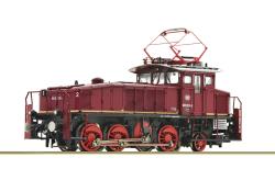 ROCO HO - art. 70061 - DB Locomotiva elettrica Gruppo 160 003-0 "Ferro da Stiro" - Epoca IV - Versione SOUND, ROCO HO - art. 70061 - DB Locomotiva elettrica Gruppo 160 003-0 "Ferro da Stiro" - Epoca IV - Versione SOUND
Per il servizio di smistamento nelle grandi stazioni bavaresi, a partire dal 1927 la Deutsche Reichsbahn mise in servizio 14 unità della gruppo E 60. Per la forma particolare dell‘alloggiamento delle locomotive furono soprannominate „ferro da stiro“. Negli anni 1957/58 i veicoli sono stati completamente rinnovati e ammodernati. Tra le altre cose, sono state aggiunte piattaforme di smistamento e finestrini supplementari. Alcuni esemplari delle gruppo E 60 (dal 1968 denominate gruppo 160) erano ancora in servizio anche nell’epoca IV della Deutsche Bundesbahn. 
■ Primo modello della serie "Edition Freilassing” nei prossimi anni verranno riprodotti alcuni modelli selezionati dell‘ex deposito ferroviario di Freilassing. Nel 1905 le prime locomotive, allora ancora a vapore, furono trasferite nel capannone delle locomotive con i suoi 20 binari. Circa 20 anni dopo fu costruita l‘officina delle locomotive elettriche, e negli anni successivi seguirono altri edifici. Anche ROCO ha uno stretto rapporto con la città bavarese di Freilassing, dove ebbe sede il primo ufficio commerciale tedesco. Vi diamo appuntamento molto presto per i modelli di questa edizione unica!
■ Piattaforme di smistamento su entrambi i lati
■ Finestrine laterali aggiuntive della cabina macchinista
■ Flange fini delle ruote e particolari incisi applicati separatamente
■ Replica funzionale dell'albero cieco
Modello dai supedettagli con motore a 5 poli completo di cascata di ingranaggi per la distribuzione su tutti gli assi della forza di tarzione 
Tre luci a led su ogni testata che si accendono secondo il senso di marcia (Tutte le funzioni illuminazione possono essere commutate mediante il decoder digitale integrato), bellissimo pantografo completo di numerosi dettagli dell'imperiale, gancio estraibile a norme NEM con cinematismo per allontanamento della timoneria in curva
Modello con Decoder SOUND (Le funzioni sonore possono essere commutate attraverso il decoder digitale integrato i cui suoni sono fedeli al modello originale)