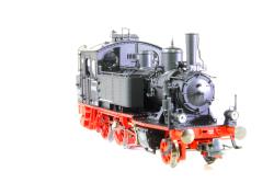 ROCO HO - art. 73043 - DB Locomotiva a vapore Gruppo 70.0 (Ex Pt 2/3 bavarese) - Versione Sound, ROCO HO - art. 73043 - DB Locomotiva a vapore Gruppo 70.0 (Ex Pt 2/3 bavarese) - Versione Sound
La serie 70.0 era una locomotiva con tender per treni passeggeri leggeri. Fu commissionata dalle Reali Ferrovie dello Stato Bavaresi come Gruppo Pt 2/3. Tra il 1909 e il 1916 l'impresa Krauss a Monaco costruì un totale di 97 macchine. Al fine di ottimizzare il traffico sulle ferrovie locali, è stata realizzata una porta sul retro, attraverso la quale il fuochista poteva salire sul treno per assumere le mansioni del macchinista. Un'altra caratteristica tipica di questa locomotiva era la distanza straordinariamente ampia tra l'asse motore e l'asse portante di 4000 mm. Da ciò è risultatat in una costruzione leggera economica, ma economicamente ragionevole della macchina, che si è rivelata eccezionale.

Dopo la seconda guerra mondiale 89, la DB ha rilevato locomotive con velocità fino a 65 km/h e le ha utilizzate sulle diramazioni della Germania meridionale fino agli anni '60. L'ultima locomotiva è stata messa fuori servizio nel 1963. 
Modello molto particolare e dettagliato con motorizzazione in caldaia e trasmissione a cascata di ingranaggi su tutti gli assi - Luci a led bianchi con inversiobne automatica secondo il senso di marcia 
■ Set di ruote e controlli dal disegno delicato
■ Ideale per l'uso su diramazioni
■ Versione Sound in collaborazione con Leosoundlab
