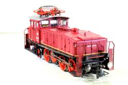 ROCO HO - art. 70060 - DB Locomotiva elettrica Gruppo 160 003-0 Epoca IV, ROCO HO - art. 70060 - DB Locomotiva elettrica Gruppo 160 003-0 Epoca IV
Per il servizio di smistamento nelle grandi stazioni bavaresi, a partire dal 1927 la Deutsche Reichsbahn mise in servizio 14 unità della gruppo E 60. Per la forma particolare dell‘alloggiamento delle locomotive furono soprannominate „ferro da stiro“. Negli anni 1957/58 i veicoli sono stati completamente rinnovati e ammodernati. Tra le altre cose, sono state aggiunte piattaforme di smistamento e finestrini supplementari. Alcuni esemplari delle gruppo E 60 (dal 1968 denominate gruppo 160) erano ancora in servizio anche nell’epoca IV della Deutsche Bundesbahn. 
■ Primo modello della serie "Edition Freilassing” nei prossimi anni verranno riprodotti alcuni modelli selezionati dell‘ex deposito ferroviario di Freilassing. Nel 1905 le prime locomotive, allora ancora a vapore, furono trasferite nel capannone delle locomotive con i suoi 20 binari. Circa 20 anni dopo fu costruita l‘officina delle locomotive elettriche, e negli anni successivi seguirono altri edifici. Anche ROCO ha uno stretto rapporto con la città bavarese di Freilassing, dove ebbe sede il primo ufficio commerciale tedesco. Vi diamo appuntamento molto presto per i modelli di questa edizione unica!
■ Piattaforme di smistamento su entrambi i lati
■ Finestrine laterali aggiuntive della cabina macchinista
■ Flange fini delle ruote e particolari incisi applicati separatamente
■ Replica funzionale dell'albero cieco
Modello dai supedettagli con motore a 5 poli completo di cascata di ingranaggi per la distribuzione su tutti gli assi della forza di tarzione 
Tre luci a led su ogni testata che si accendono secondo il senso di marcia, bellissimo pantografo completo di numerosi dettagli dell'imperiale, gancio estraibile a norme NEM con cinematismo per allontanamento della timoneria in curva, Predisposizione per decoder Plux 22



