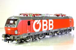 ROCO HO - art. 71958 - OBB Locomotore Politensione Serie 1293 VECTRON Epoca VI, ROCO HO - art. 71958 - OBB Locomotore Politensione Serie 1293 VECTRON Epoca VI - Il più potente locomotore realizzato dalla Siemens Modello molto dettagliato - Motore centrale a 5 poli con trasmissione cardanica e volano - luci anteriori e posteriori a led con inversione automatica + funzione abbaglianti - Luci in cabina -  bellissimi pantografi monobraccio Faveley  - Modello predisposto per decoder 22pin DCC anche sound 