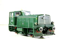 ROCO HO Art. 72004 - OBB Locomotiva diesel Gruppo 2062 "Jenbach" - Epoca III - Versione Sound  con gancio digitale, ROCO HO Art. 72004 - OBB Locomotiva diesel Gruppo 2062 "Jenbach" - Epoca III - Versione Sound  con gancio digitale
Locomotiva diesel Gruppo 2062 delle Ferrovie federali austriache. Modello in livrea arancione rossa con logo "Pflatsch", decodificatore sonoro e gancio digitale.

■ Il modello è una nuova costruzione 
■ Il modello con gancio per manovre elettrico di nuova concezione è ora disponibile per la prima volta. Quindi puoi divertirti ancora di più!
■ Modello dettagliato con molti particolari e mancorrenti separati
■ Funzioni di luce/sonore ed illuminazione della cabina macchinista secondo il modello originale
Per sostituire le locomotive a vapore costose e ad alta intensità di lavoro in manovra, le Ferrovie federali austriache acquistarono dal 1958 una serie di locomotive diesel 2062 di una potenza di 400 CV. I Jenbacher Werke in Tirolo costruìrono un totale di 65 pezzi di questa piccola locomotiva diesel a due assi fino al 1966.
Con i suoi protettivi scudi frontali in ghisa accattivanti, che fungono da pesi di zavorra, la locomotiva è stata utilizzata in tutta l'Austria nel servizio di manovra e manutenzione di treni. Sulle linee ferroviarie della Bassa Austria queste locomotive si trovavano davanti ai treni passeggeri con uno o due carri. Le ultime locomotive terminarono nel 2003 il servizio operativo regolare. Come locomotive di fabbrica e di manutenzione, tuttavia, alcune sono ancora oggi in uso con la denominazione di serie X262.

Modello con motore 5 poli con trazione integrale completo di luci bianche che si accendono secondo il senso di marcia oppure tutte a comando, completo inoltre di luci in cabina - Versione Sound con gancio digitale