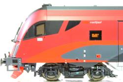 JEAGERNDORFER HO - art. 71310 - OBB RailJet Serie High End Edition Set 3 carrozze con ILLUMINAZIONE INTERNA una Pilota 1cl Business serie ARbmpz le altre serie Bmpz 2cl Economy Family - Relazione Wien SB - Venedig S. Lucia, JEAGERNDORFER HO - art. 71310 - OBB RailJet Serie High End Edition Set 3 carrozze con ILLUMINAZIONE INTERNA una Pilota 1cl Business serie ARbmpz le altre serie Bmpz 2cl Economy Family - Numerazioni 738180-90 759-8 e 738184-90 159-8 e 738122-90 559-9 - Relazione Wien SB - Venedig S. Lucia
Stupende carrozze di completamento del bellissimo convoglio che collega la nostra Venezia con la capitale Austriaca.
Dotate di fine arredo interno e cinematismo per allontanamento timoneria in curva - Carrozza pilota predisposta per decoder DCC
Proposte in Offerta Speciale a 255 Euro (Listino 284)