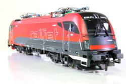 JEAGERNDORFER HO - art. 29500 - OBB RailJet Serie High End Edition - Locomotore Elettrico Serie 1216.014 Taurus Deposito Wien SBF con Luce in Cabina, JEAGERNDORFER HO - art. 29500 - OBB RailJet Serie High End Edition - Locomotore Elettrico Serie 1216.014 Taurus Deposito Wien SBF con Luce in Cabina
Bellissimo e dettagliatissimo modello per il convoglio che collega la nostra Venezia con la capitale Austriaca.
Motore a 5 poli centrale con trasmissione cardanica - luci bianche con faro profondità e rosse con inversione automatica - predisposto per decodr DCC Plug22pin 
Proposto in Offerta Speciale a 255 Euro (Listino 284)