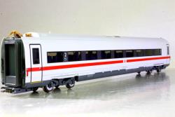 TRIX HO - art. 23972 - DB - ICE 4 - Carrozza 2cl supplementare - Epoca VI - Con Illuminazione Interna, Carrozza supplementare per il treno ad alta velocità Gruppo 412/812 ICE 4 della Ferrovia Tedesca SpA (DB AG) come carrozza intermedia TW 2.2, Gruppo 412, 2a classe. Supplemento all'unità multipla 9010 come ICE 786 per la tratta ferroviaria Monaco di Baviera - Würzburg Hbf - Fulda - Amburgo-Altona. Stato operativo attuale 
Modello in Aggiunta al set base per ICE 4
Speciali giunti stretti con guida maglia. Illuminazione interna a LED integrata di serie. L'illuminazione interna viene fornita tramite il collegamento elettrico continuo dell'intero treno ed è solo funzionale e può essere controllata digitalmente in combinazione con il set di base. È incluso un set di decalcomanie con altri 3 numeri aziendali per questo tipo di auto.
Lunghezza sopra i respingenti 30,1 cm.
Modello in offerta speciale a 98 Euro (Listino 109 Euro)

Il set base 22971 può essere ampliato con la carrozza intermedia 23972 e la carrozza aggiuntiva 23971. È possibile rappresentare un massimo di 12 parti ICE 4 utilizzando più auto intermedie individuali.

Questa carrozza intermedia come carrozza aggiuntiva per l'ICE 4 si trova in una versione AC nell'assortimento Märklin H0 con il codice articolo 43725.

