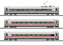 TRIX HO - art. 23971 - DB - ICE 4 - Set 3 carrozze supplementare per il treno ad alta velocità Gruppo 412/812 ICE 4 della Ferrovia Tedesca SpA (DB AG) - Epoca VI, TRIX HO - art. 23971 - DB - ICE 4 - Set 3 carrozze supplementare per il treno ad alta velocità Gruppo 412/812 ICE 4 della Ferrovia Tedesca SpA (DB AG) - 1 carrozza intermedia tipo MW 1 classe 812, 1a classe. - 2 carrozza intermedia tipo TW 1.2, classe 412, 1a classe. - 3 carrozza intermedia MW 2,2 HP, classe 812, 2a classe. Supplemento all'unità multipla 9010 come ICE 786 per la tratta ferroviaria Monaco di Baviera - Würzburg Hbf - Fulda - Amburgo-Altona. Stato operativo attuale
Set di supplemento al set base per ICE 4 - Speciali giunti stretti con guida maglia. Illuminazione interna a LED integrata di serie. L'illuminazione interna viene fornita tramite il collegamento elettrico continuo dell'intero treno ed è solo funzionale e può essere controllata digitalmente in combinazione con il set di base. Entrambi i pantografi su un'auto intermedia possono essere sollevati e abbassati separatamente solo in combinazione con il set di base tramite il decoder come funzione digitale.
Lunghezza totale 90,5 cm.

Il set base 23971 può essere ampliato con il set di carri addizionali 23971 e il carri intermedio 23972.

Questo set di carri aggiuntivi per l'ICE 4 si trova nella versione AC nell'assortimento Märklin H0 con il codice articolo 43724.

Modello in offerta speciale a 314 Euro (Listino 349 Euro)