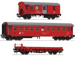 Roco HO - Art.76050 - OBB Set di tre carri per treni adibiti a lavori (manutenzione/ispezione) -  Epoca V, Roco HO - Art.76050 - OBB Set di tre carri per treni adibiti a lavori (manutenzione/ispezione) -  Epoca V
Ogni flotta di veicoli di un'amministrazione ferroviaria dovrebbe anche avere alcuni carri speciali in quanto sono indispensabili per la manutenzione delle strutture ferroviarie. Spesso sono i vecchi carri merci o carrozze passeggeri che sono stati appositamente modificati e preparati per il loro nuovo scopo. Un gruppo di questi veicoli speciali sono i carri per treni di ispezione/manutenzione. Spesso possono essere trovati nei treni completi colorati vicino ai cantieri ferroviari. Sebbene nessuno presta molta attenzione a questi veicoli, sono comunque importanti per il buon funzionamento delle ferrovie. E non ultimo per questo motivo, questi veicoli creeranno un'atmosfera autentica anche sul tuo tracciato ferroviario. 
Il set è composto die un vagone "Spanten" per treni adibiti a lavori tipo Diho, un vagone "Spanten" a quattro assi tipo B4ipüh ed un carro con stanti tipo Klms.
Ganci ad innesto a norme NEM con cinematismo per allontanamento dei timoni in curva 

* Il set è perfettament combinabile con il treno gru dell'ÖBB. 