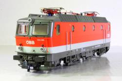 ROCO HO - art. 73546 OBB - Locomotiva elettrica 1144 286 delle Ferrovie federali austriache - Epoca VI, ROCO HO - art. 73546 OBB - Locomotiva elettrica 1144 286 delle Ferrovie federali austriache - Epoca VI
Dal 1976 al 1995, l'ÖBB ha acquistato 217 locomotive a tiristore della serie 1044 a quattro assi. Le locomotive di una potenza di 5.120 kW che raggiungevano una velocità massima di 160 km/h hanno definito per molti anni l'immagine moderna dell'ÖBB. Dal 2002 tutte le locomotive della serie 1044 erano dotate di un controllo push-pull. Ciò ha reso i veicoli, ora designati serie 1144, ancora più versatili. 
- Motore centrale a 5 poli con trasmissione cardanica e volano - luci anteriori e posteriori a led con inversione automatica -  bellissimi pantografi monobraccio Faveley  
■ Nuovo convertitore di tensione primaria, interruttore principale e respingente
■ Boccola fedele all'originale con cavo trasduttore
■ Antenne di ultima generazione
■ Versione con due diversi pantografi
■ La locomotiva viene utilizzata per trainare treni passeggeri e treni merci in Austria e in Germania
■ Luci di testa/luci di coda commutabili per mezzo di un DIP switch
Predisposizione per decoder Plux22