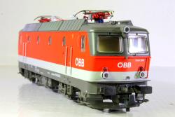 ROCO HO - art. 73547 OBB - Locomotiva elettrica 1144 286 delle Ferrovie federali austriache - Epoca VI - Versione SOUND, ROCO HO - art. 73547 OBB - Locomotiva elettrica 1144 286 delle Ferrovie federali austriache - Epoca VI - Versione SOUND
Dal 1976 al 1995, l'ÖBB ha acquistato 217 locomotive a tiristore della serie 1044 a quattro assi. Le locomotive di una potenza di 5.120 kW che raggiungevano una velocità massima di 160 km/h hanno definito per molti anni l'immagine moderna dell'ÖBB. Dal 2002 tutte le locomotive della serie 1044 erano dotate di un controllo push-pull. Ciò ha reso i veicoli, ora designati serie 1144, ancora più versatili. 
- Motore centrale a 5 poli con trasmissione cardanica e volano - luci anteriori e posteriori a led con inversione automatica -  bellissimi pantografi monobraccio Faveley  
■ Nuovo convertitore di tensione primaria, interruttore principale e respingente
■ Boccola fedele all'originale con cavo trasduttore
■ Antenne di ultima generazione
■ Versione con due diversi pantografi
■ La locomotiva viene utilizzata per trainare treni passeggeri e treni merci in Austria e in Germania
■ Luci di testa/luci di coda commutabili per mezzo di un DIP switch
