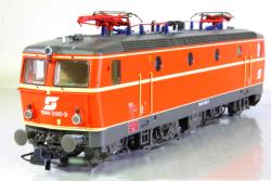 ROCO HO - art. 70431 OBB - Locomotiva elettrica 1044 030-3 delle Ferrovie federali austriache - Epoca IV, ROCO HO - art. 70431 OBB - Locomotiva elettrica 1044 030-3 delle Ferrovie federali austriache - Epoca IV
Dal 1976 al 1995, 217 unità delle locomotive con motori a tiristori a quattro assi Guppo 1044 sono state acquistate dalle ÖBB. Le locomotive da 5.120 kW con velocità fino a 160 km/h hanno plasmato per molti anni l'immagine moderna delle ÖBB.  
- Motore centrale a 5 poli con trasmissione cardanica e volano - luci anteriori e posteriori a led con inversione automatica -  bellissimi pantografi monobraccio Faveley  
■ Riproduzione del frontale fedele all'originale
■ In livrea arancio sangue con numero di computer
■ Modello con telaio grigio e tetto grigio disponibile per la prima volta
■ Modello con molti particolari applicati separatamente - parzialmente incisi
■ Viene utilizzata per trainare treni passeggeri e treni merci in Austria e in Germania
■ Con targhetta del costruttore incisa inclusa
■ Perfettamente combinabile con il treno EC 60/61 "Maria Theresia", art. 74043, 74044, 74045
■ Luci di testa/luci di coda commutabili per mezzo di un DIP switch
■ Predisposizione per decoder Plux22