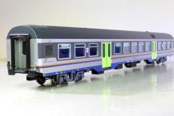 VITRAINS HO - art. 3285 Carrozza MDVC 2 classe Livrea DTR e illuminazione interna Serie50 83 21-86 757-6 I-TI nB - Epoca VI, VITRAINS HO - art. 3285 Carrozza MDVC 2 classe
Livrea DTR e illuminazione interna Serie50 83 21-86 757-6 I-TI nB - Epoca VI
Bellissima e molto dettagliata carrozza completa di illuminazione interna sia analogica che digitale - fine arredo interno e dotata di ganci estraibili a norme NEM e cinematismo per allontanamento timoneria in curva - Modello in Offerta Speciale a 65,90 Euro (Listino 75,90 Euro)